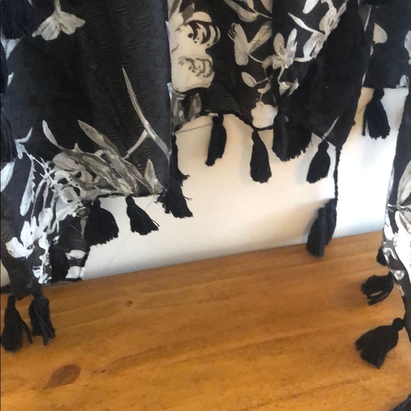 Shaw - Picture 4 of 4